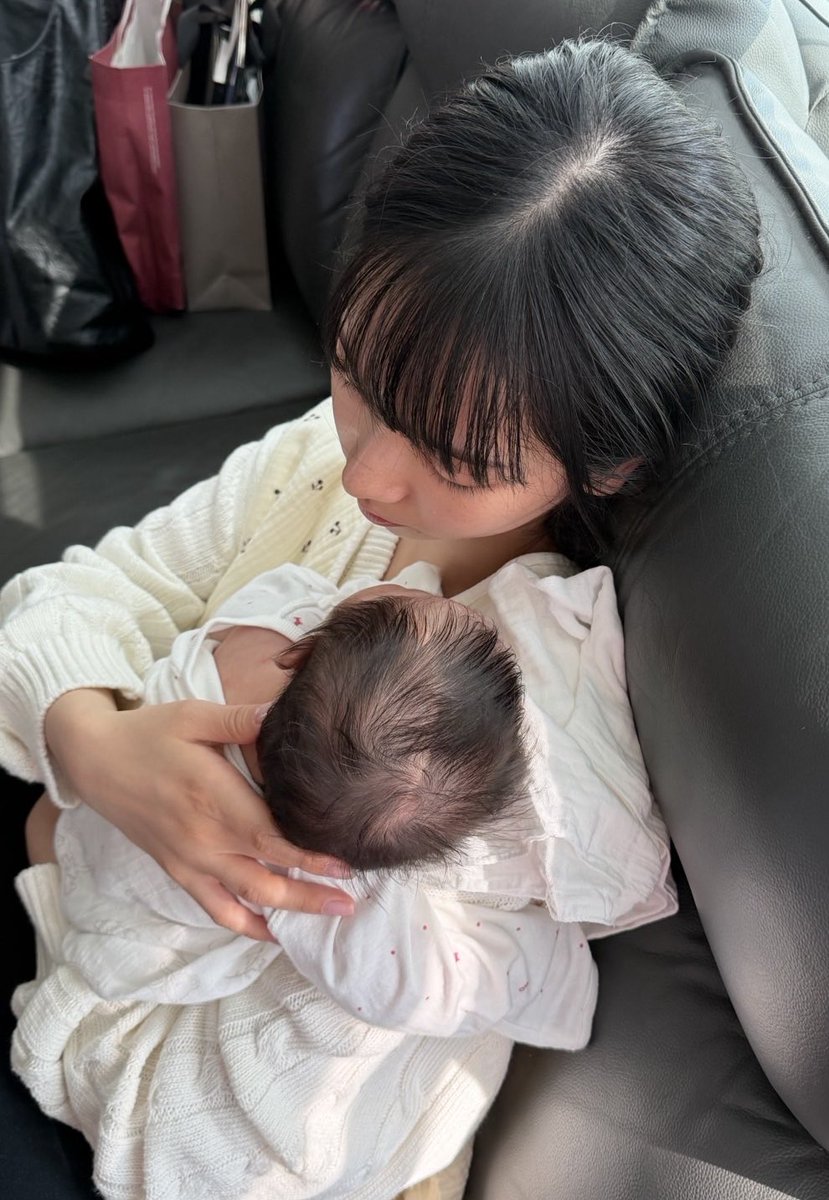 ujiminphoria's tweet photo. KARINA WITH HER NIECE OMG THIS IS SO CUTE😭😭 https://t.co/OaFRIJKQ2v