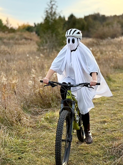 OtonabeeC's tweet photo. Bee the Otonabee Ghost was checking our Harold Town Conservation Area. Bee had the chance to bike around the trails and particularly loved the Screaming Trees trail. Where would you recommend Bee visit next? 👻🎃🍁
 #HaroldTownConservation #OtonabeeGhost #ExploreOutdoors https://t.co/MJvy6npOQj