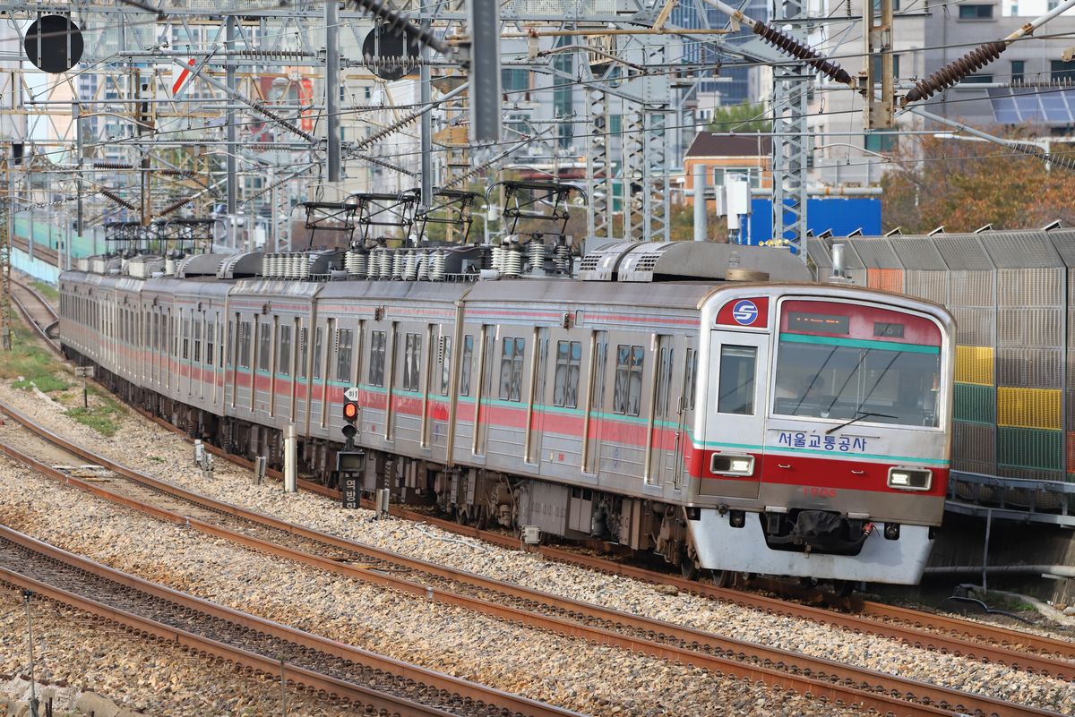 anzensokusen's tweet photo. この「205系の中間に103系挟んでみました」みたいな電車が良すぎる…。
模型欲しいんだけど出てないんですか？ https://t.co/4ys3OyUVlv