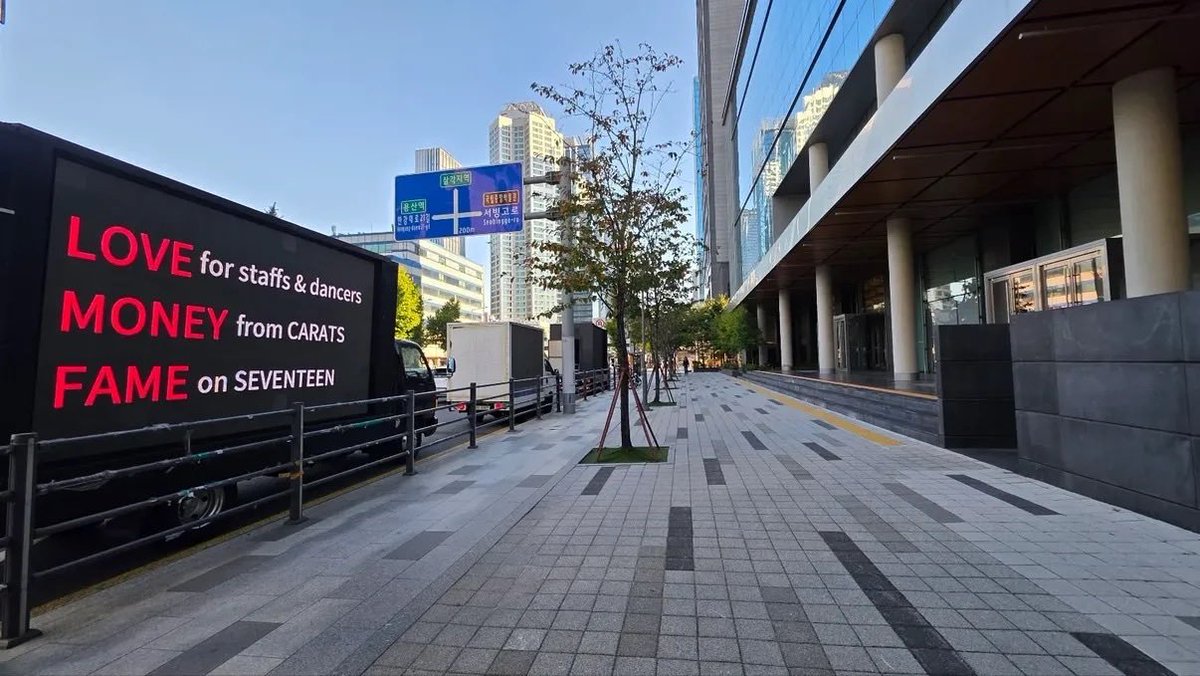 hoshingiess's tweet photo. 무슨 문제인지는 이해하는데, 그래도 슬로건이 너무 심한 거 아니야? 멤버들한테 넘 상처가 될 것 같아... 특히 럽머페 슬로건은... 우지가 그 노래를 얼마나 진심을 담아서 만들었는데 아무리 상황이 그렇다고 해도 그런 식으로 쓰이는 건 아닌 것 같아..

#SEVENTEEN의_무대에_백댄서는_필요없다 https://t.co/LZzzBQayFl