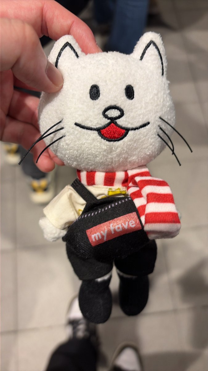 Aruten_10's tweet photo. 客席にニコルの落とし物あったので届けました
落ちてた辺りの座席番号も伝えているので、落とされた方落とし物窓口に！！
#BUMPOFCHICKEN
#RatioClavis https://t.co/J99rWKtiHi
