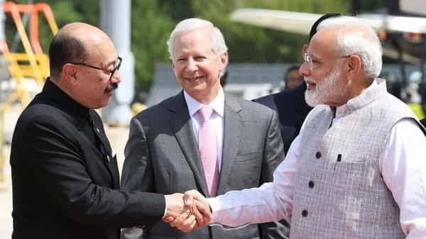 ranvijaylive's tweet photo. अमेर‍िका ने हमसे कहा - ईरान से तेल मत लो, हमने वैसा ही क‍िया.

- मोदी सरकार में व‍िदेश सच‍िव रहे, BJP सांसद हषवर्धन श्रृंगला ने बताया

इस बयान से साब‍ित होता है - मोदी सरकार अमेर‍िका के कहने पर चलती है. ज‍ितना अमेर‍िका कहता है, उतना ही होता है. 

अमेर‍िका के अभी वाले राष्‍ट्रपत‍ि ट्रंप तो ये भी दावा करते हैं क‍ि उनके कहने पर भारत-पाक‍िस्‍तान का वॉर रुक गया.

ट्रंप की इस बात को आज तक मोदी ने खार‍िज नहीं क‍िया है.