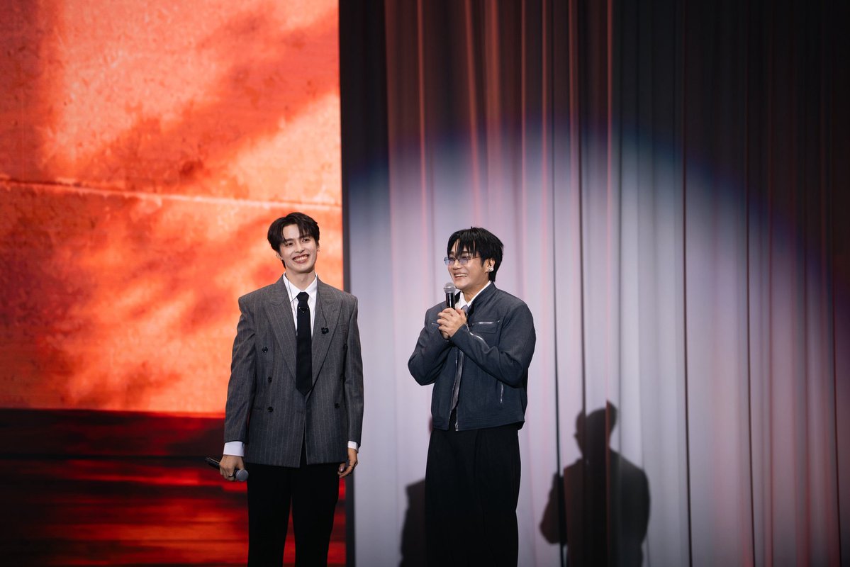 DeeHupHouse's tweet photo. เก็บตกภาพบรรยากาศและโมเมนต์ความประทับใจจากงาน ‘TEEHENG GEN OF US 1st FANMEETING’ 🦔👨🏻

#TeeHengGenOfUs1stFM
#TeeBoonyakait #Hengmarkii
#DeeHupHouse https://t.co/tJHClLH3Dz