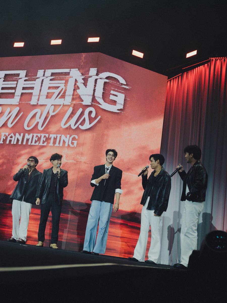 DeeHupHouse's tweet photo. เก็บตกภาพบรรยากาศและโมเมนต์ความประทับใจจากงาน ‘TEEHENG GEN OF US 1st FANMEETING’ 🦔👨🏻

#TeeHengGenOfUs1stFM
#TeeBoonyakait #Hengmarkii
#DeeHupHouse https://t.co/tJHClLH3Dz