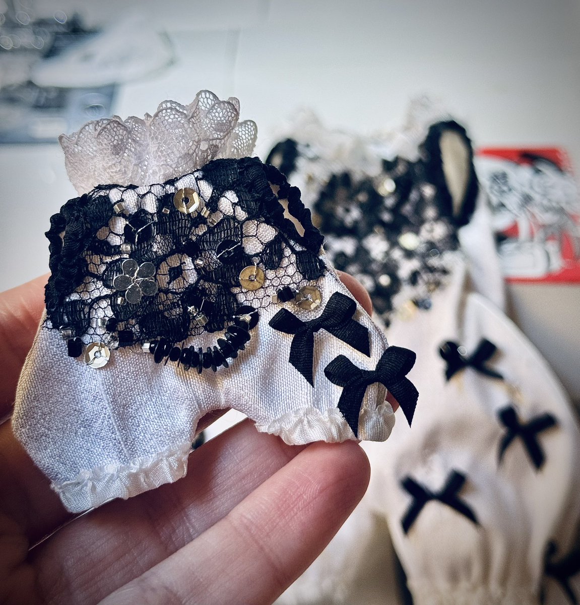 NGaspryan's tweet photo. ハロウィーンに間に合うよう、懸命に取り組んでいる 
Working hard to be in time for Halloween 🖤
#kumukuku #oddprincess #halloween https://t.co/PiZa1AW8ho