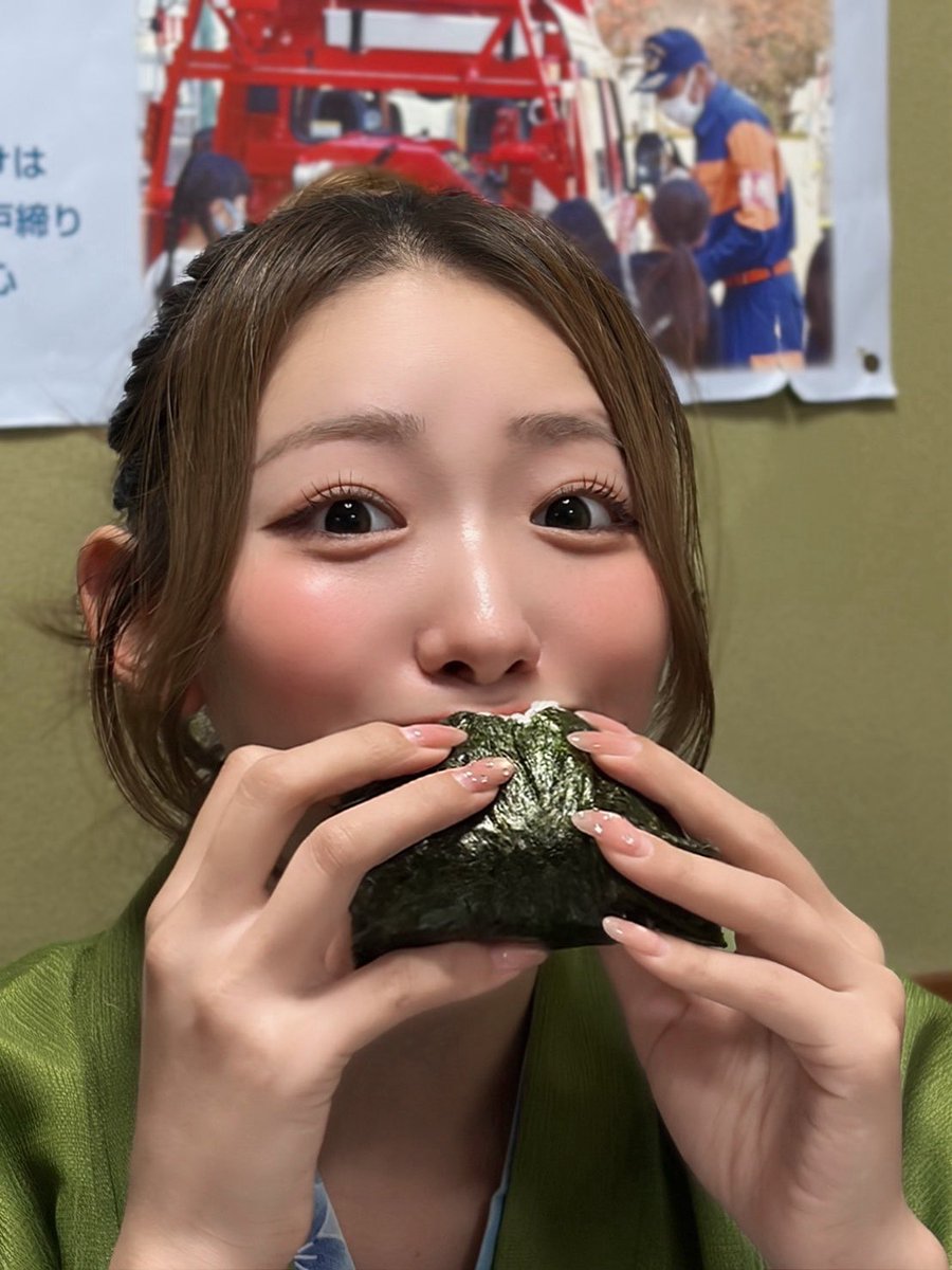 rararaurara10's tweet photo. 人が握ってくれたおにぎりおいし〜🍙🍙🍙🍙🍙 https://t.co/Uz4xwNuwvC