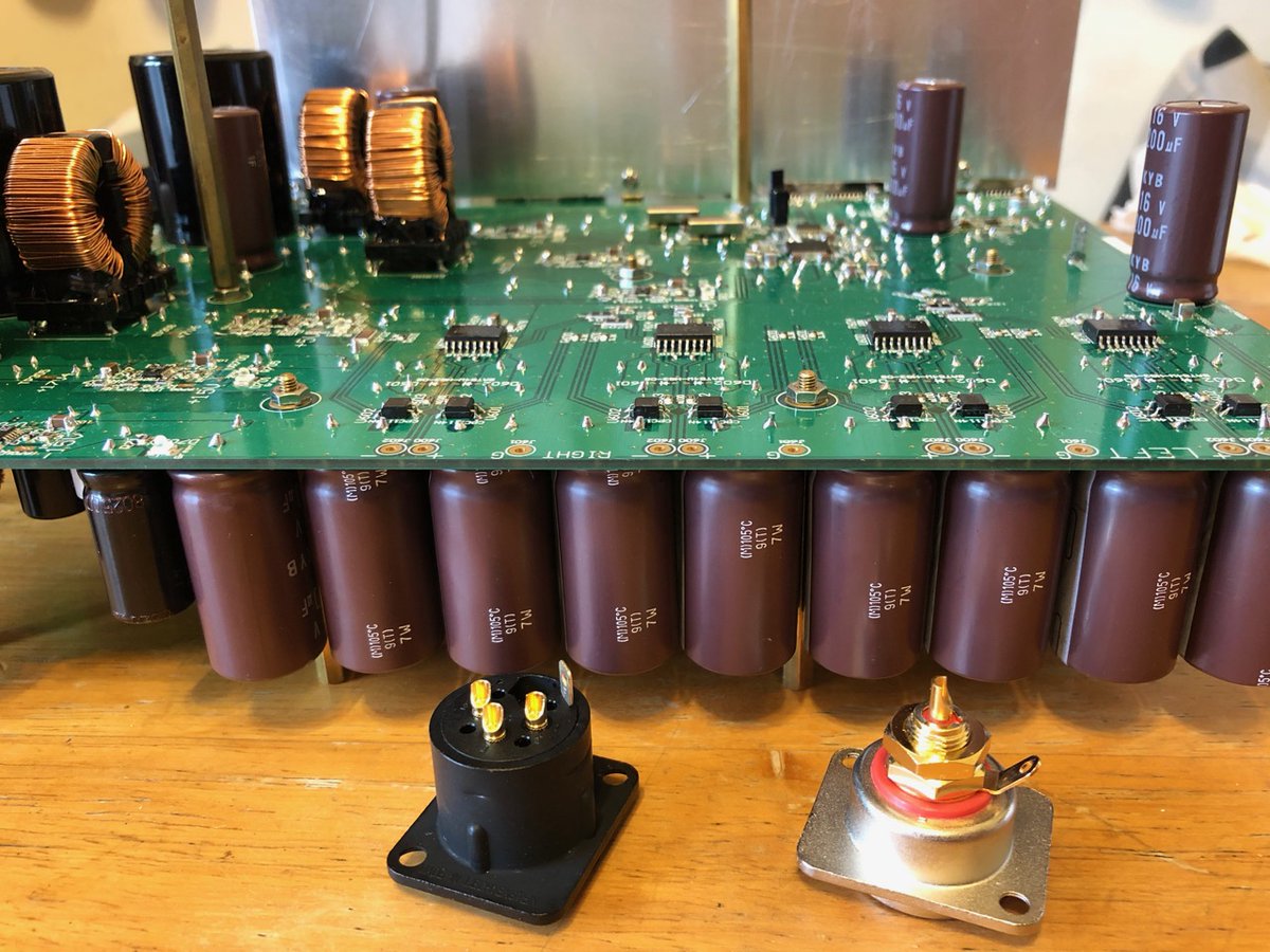 MiaoFoundry's tweet photo. 組裝DAC到最後一步時，都要問顧客：這隻是要用XLR頭還是RCA？
二者的地線接法不同，XLR的地線接到earth去，避免外界電磁雜訊串到signal ground去，而RCA則必須接到signal ground；
不過，若用XLR轉RCA線，那還是得照RCA的接法...

貓窩的生意小，產品都是顧客下訂才組裝，因此可仔細處理這些細節， https://t.co/Mg0rgHseSy