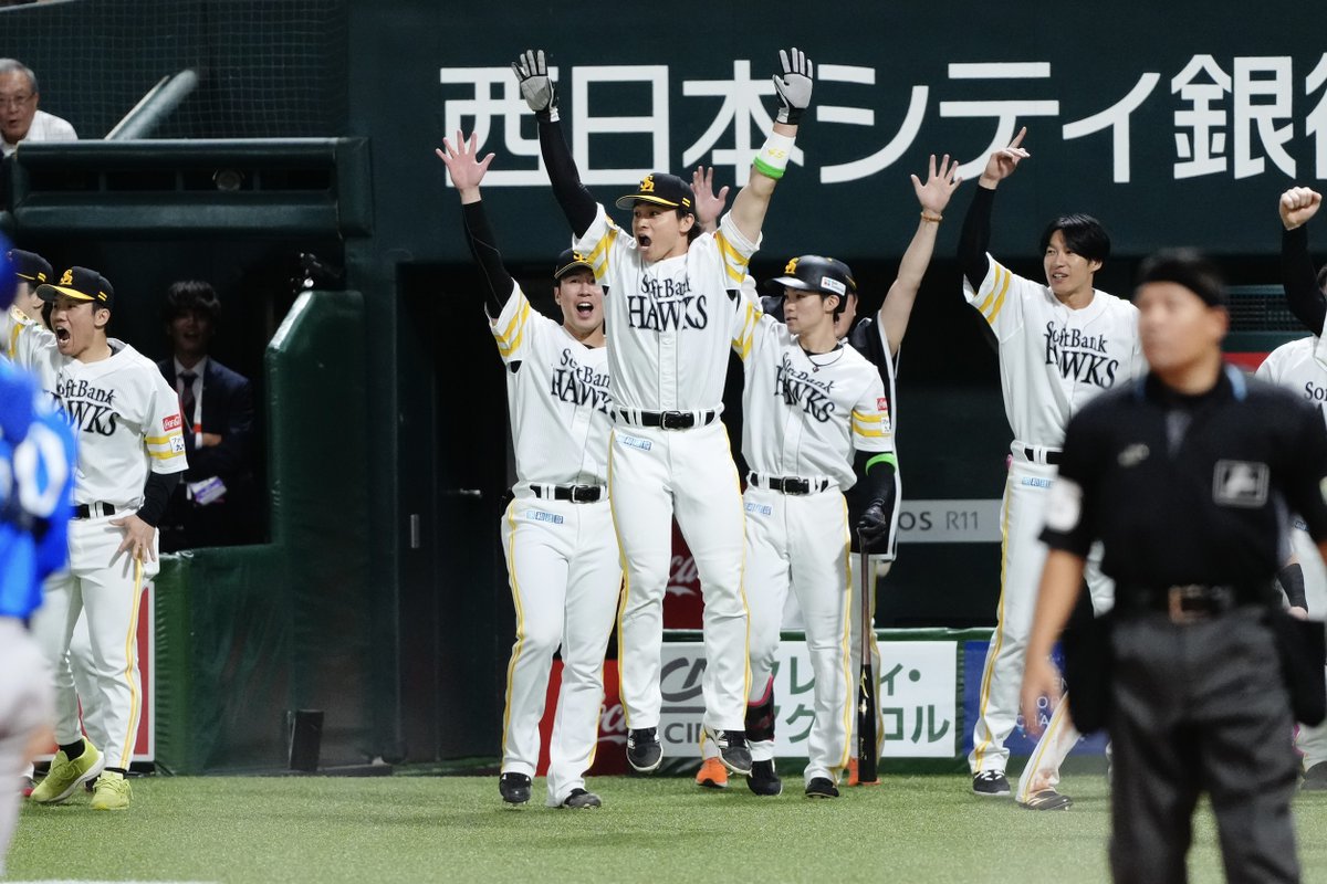 takafullc2's tweet photo. 9回の同点劇！

牧原大成選手の一打で追いつきました！

ベンチも大喜び☺️

#sbhawks #鷹フル https://t.co/t7ZjEWY0nm