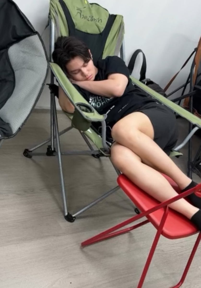 starrysbb's tweet photo. matching chairs to nap https://t.co/2t4AEwdO2E