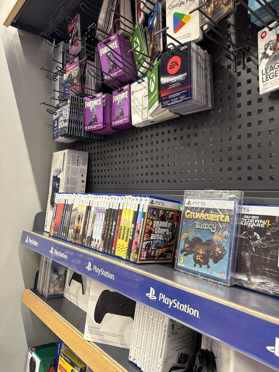 TakeITStudio's tweet photo. 🐹🎮 Gruniożerca Trilogy is now available at over 70 Empik stores across Poland!

Our first boxed game is on store shelves! Huge thanks to our friends at @arhneu for helping make this happen! 💚

Grab your boxed PS5 edition! 🎮 https://t.co/hNelcZYils