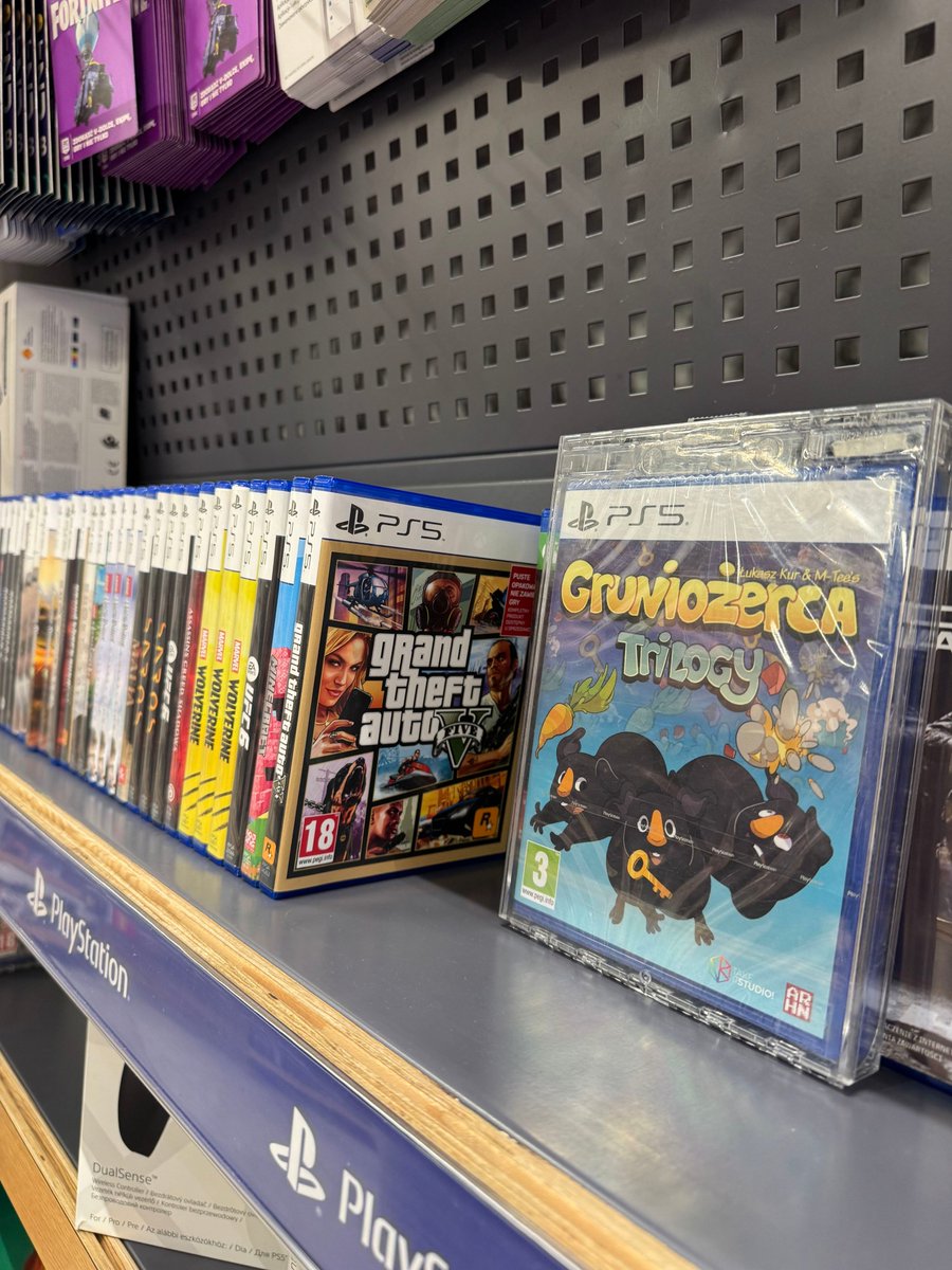 TakeITStudio's tweet photo. 🐹🎮 Gruniożerca Trilogy is now available at over 70 Empik stores across Poland!

Our first boxed game is on store shelves! Huge thanks to our friends at @arhneu for helping make this happen! 💚

Grab your boxed PS5 edition! 🎮 https://t.co/hNelcZYils