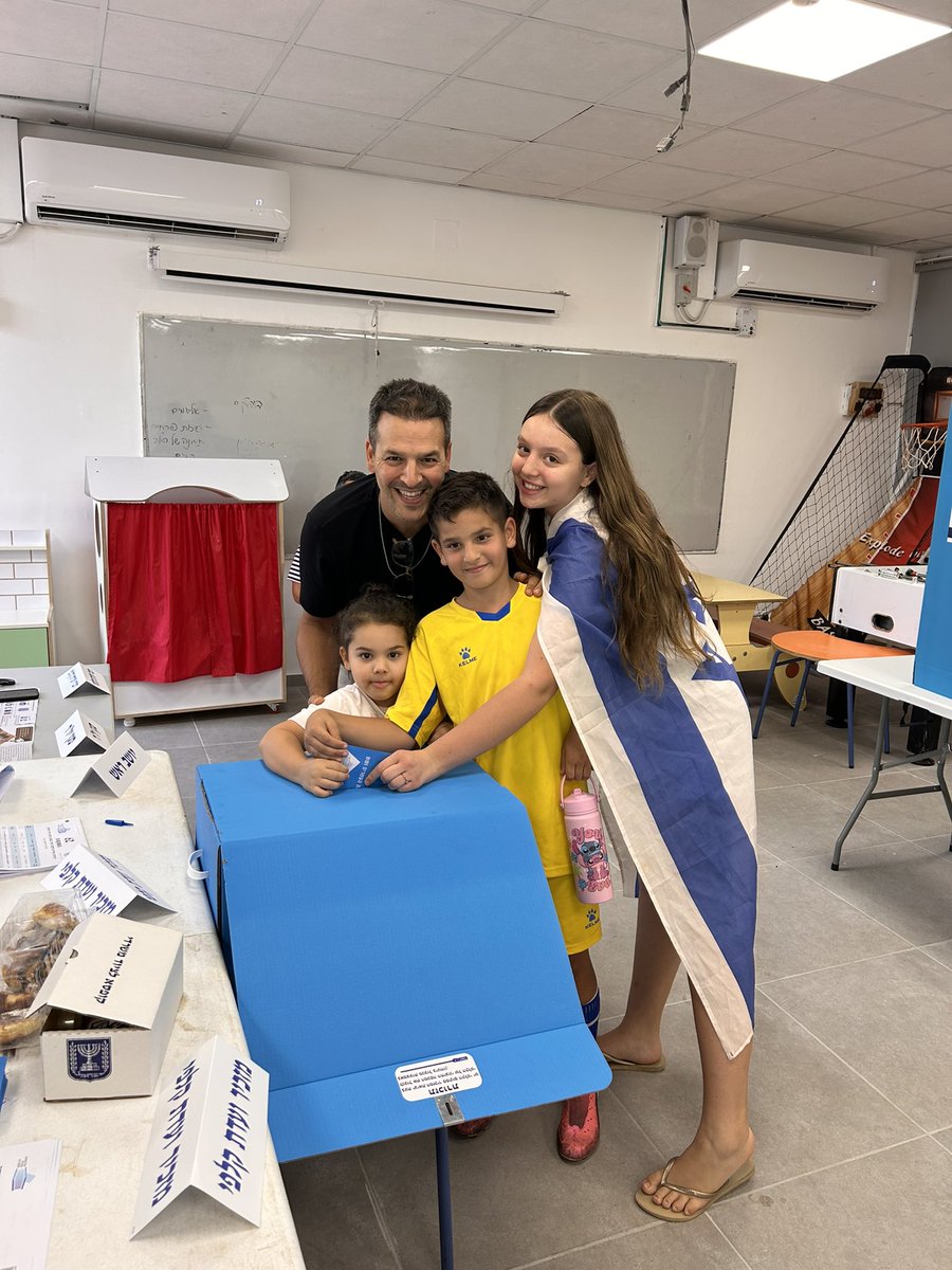 rontzu's tweet photo. 4 שנים חיכינו לרגע הזה, לבחור בעתיד, לבחור בתקווה, למען עתיד ילדנו🇮🇱🙏🏻❤️ https://t.co/fLZ3en9anq