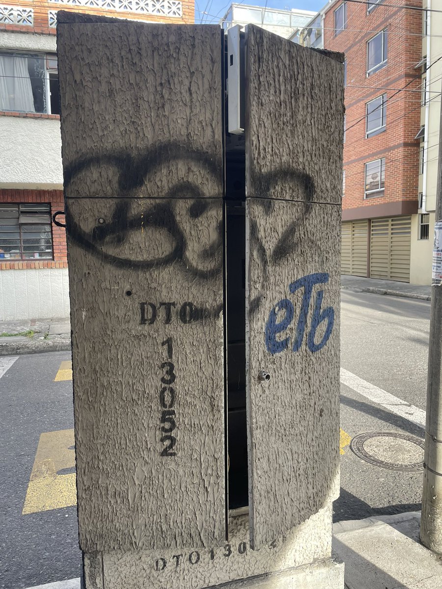 OtraPaula's tweet photo. @ETB Solicitando por favor retirar este armario donde personas malas lo llenan de basura y de drogas. En cualquier momento meten un explosivo. No sirve de nada que lo cierren, se pide que lo retiren porque como se pueden dar cuenta, es un basurero ni cables tiene. https://t.co/RPpW5Aks3f