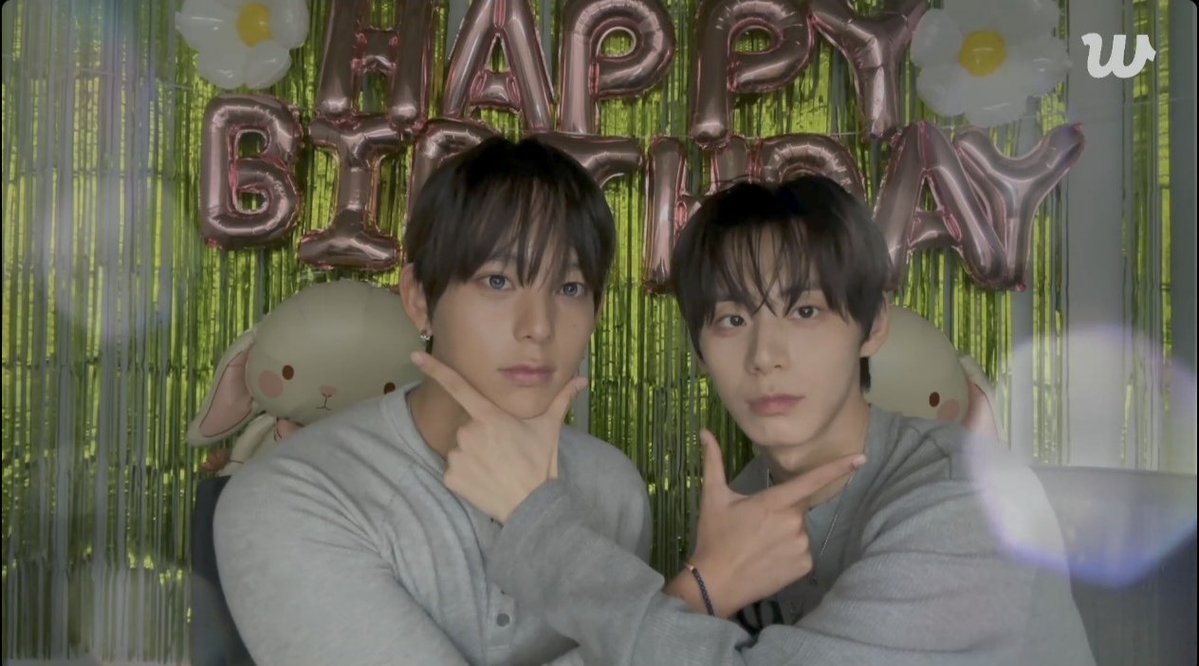 UR_Uniiverse's tweet photo. Capture time before anything else.haha Jeongwoo and Chihen are so cute! 🐰🐶 https://t.co/u86KC2e9CH
