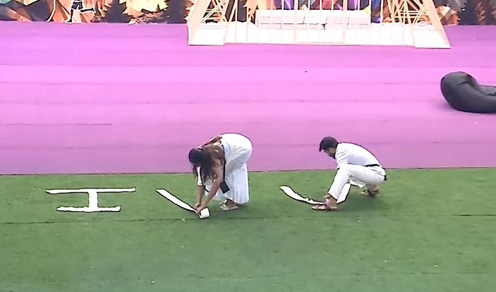 Joeroofers1's tweet photo. Yashas creativeness is next level 💯 

They are using tissue paper 🔥 

#BBK13 https://t.co/SZNoW8xaIu