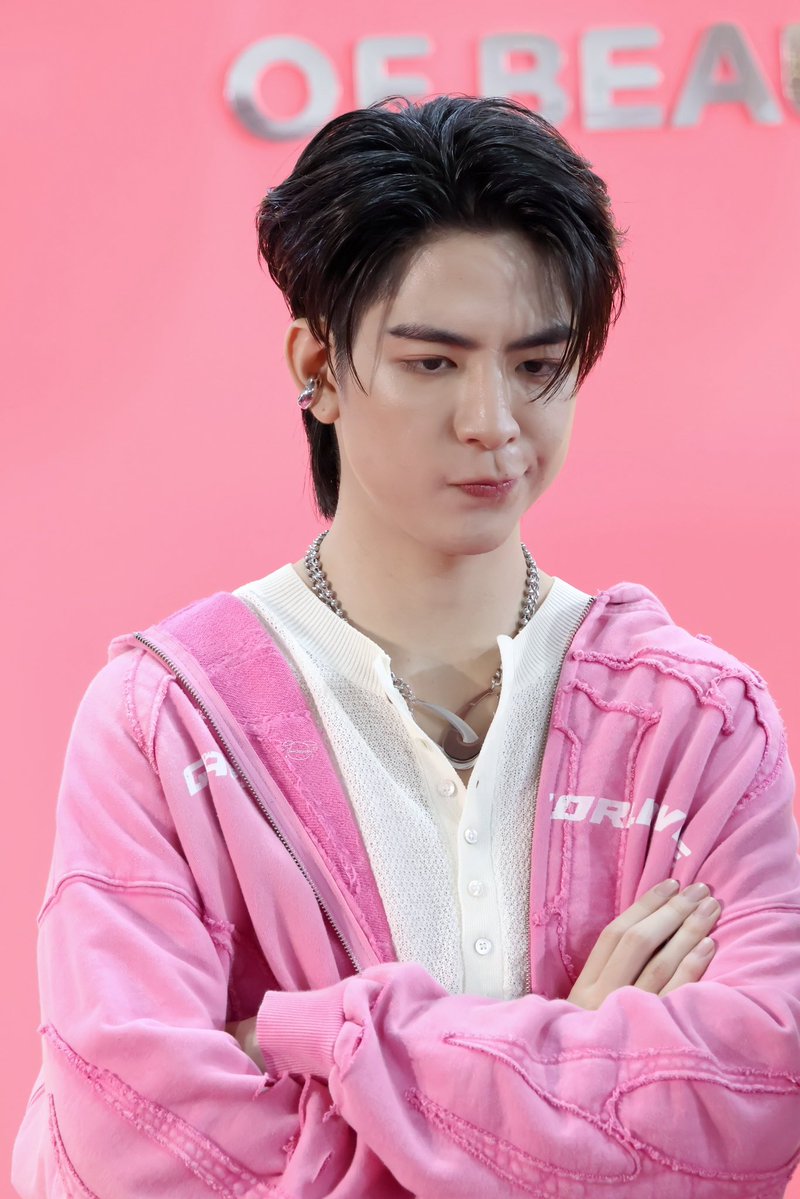 wonwoosmuse's tweet photo. sea looks so soft in pink 🥹 https://t.co/mDF6U1u91L