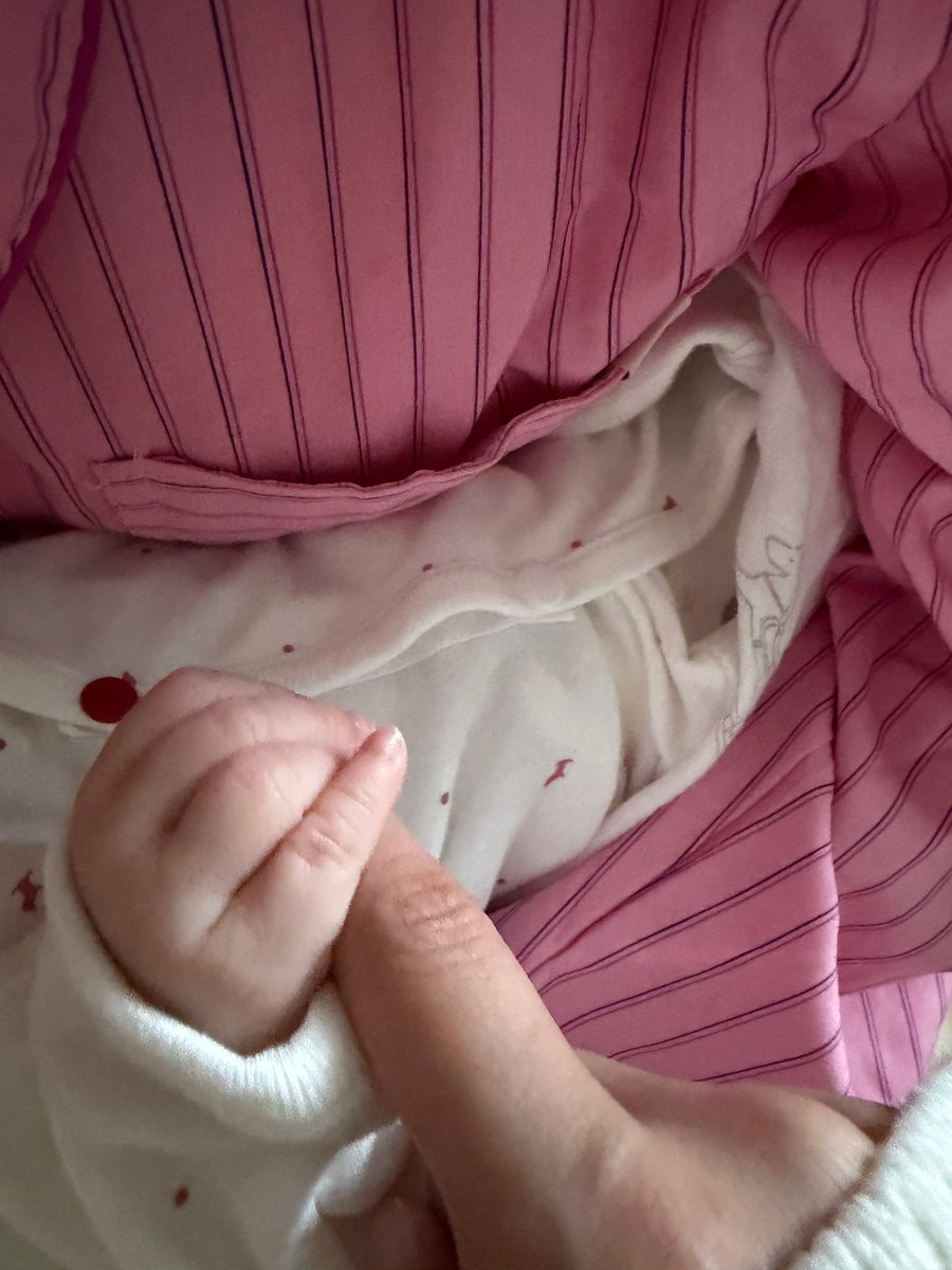 soshirevelae's tweet photo. I cant believe we actually got a photo of karina holding ssookssookie 😭🤱🏻 https://t.co/RYCfadrgzN