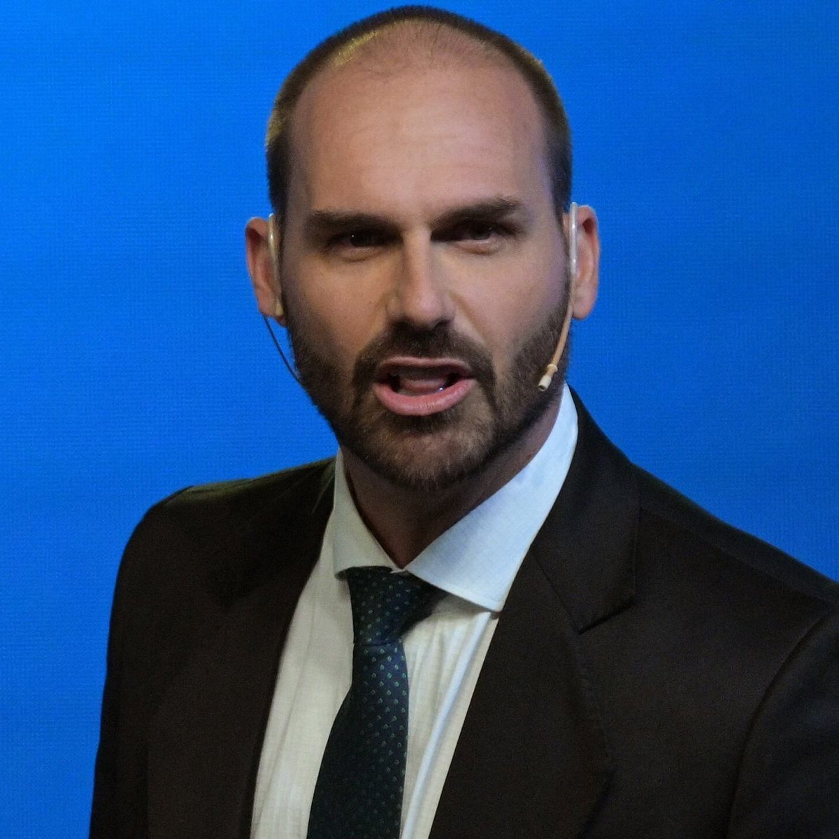 republiqueBRA's tweet photo. 🇺🇸 🚀 Eduardo Bolsonaro ironiza rumores de que Flávio teria deixado o Brasil pela Argentina rumo aos EUA: “Sim. E é o Elon Musk que está mandando um foguete. Óbvio que é mentira. Isso é a esquerda querendo justificar ação contra ele.” https://t.co/1khctSJGx1