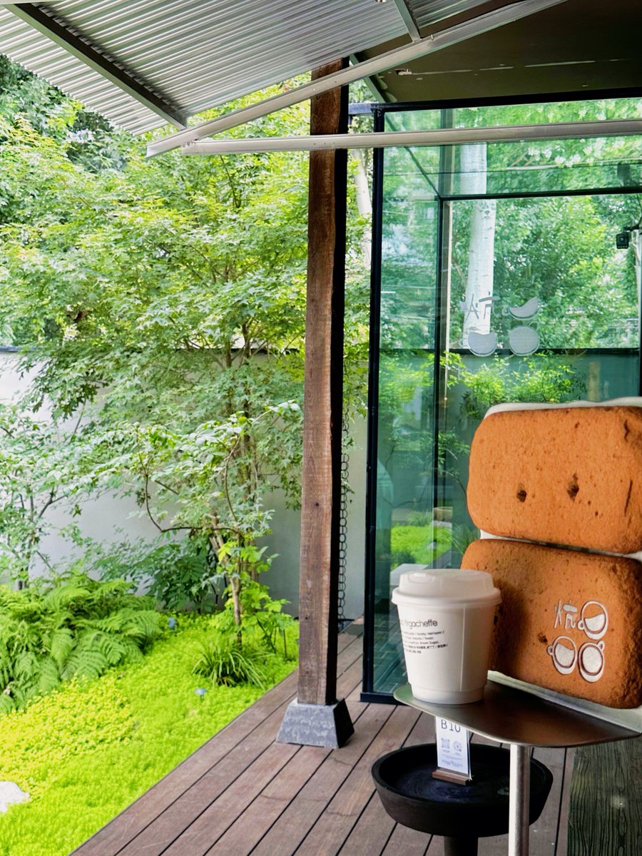 Yurapikokiyo's tweet photo. [富士の麓のカフェで、コーヒーを受け取ったら、思わず故郷の味が脳裏に浮かんだ] https://t.co/w278AMAh41