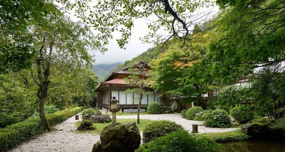 glicinasoro's tweet photo. ベキ・バトラカ・ピヨらが療養している奥出雲の乃木家。

櫻井家住宅 前座敷（客殿）／島根県仁多郡奥出雲町上阿井内谷1654／
35.1082457, 132.9420657

ベキらがいた部屋はどこ？
敷地内配置図を入手して確認。
Googleマップでは写真はあるけど、名称が出ないし、場所も不明。

#VIVANT
#ロケハン https://t.co/YzKTWF6YQY