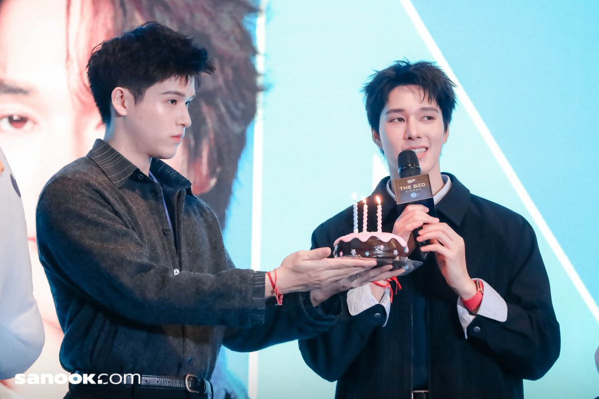 Sanook's tweet photo. ช่วงนี้ฟิตกล้ามแขนเพราะมีตำแหน่งถือเค้กวันเกิด

สกาย เซอร์ไพรส์วันเกิด นานิ พร้อมหน้าลูกแฝด สไมล์-นีออนน่า 🎂✨️🤘สุดอบอุ่น

🔗https://t.co/XV1b496ITa

SKYNANI SMYLENEONA SF BED

#SFtheBedxSkyNani #SFtheBedxSmyleNeona 
#skywongravee #hirunkit_
#SMYLE #NEONA 
#Sanook https://t.co/eqciLinD2x