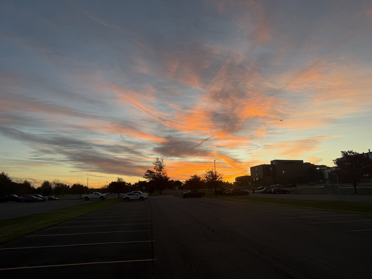 CSCPROF's tweet photo. Parked at RIT and caught these breathtaking skies. Same spot, opposite directions, just seconds apart.

#RIT #Rochester #roctopshots https://t.co/3boyD4QYkp