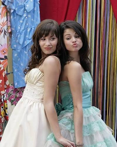 demilovatobr's tweet photo. O que será que vem aí? 👀

Rare Beauty, marca de cosméticos de Selena Gomez, atiçou um novo projeto com uma foto misteriosa que possui similaridades com o cenário de "Programa de Proteção para Princesas", além de conter fotos de Selena com Demi Lovato na decoração. https://t.co/q3BV6y3Qiz