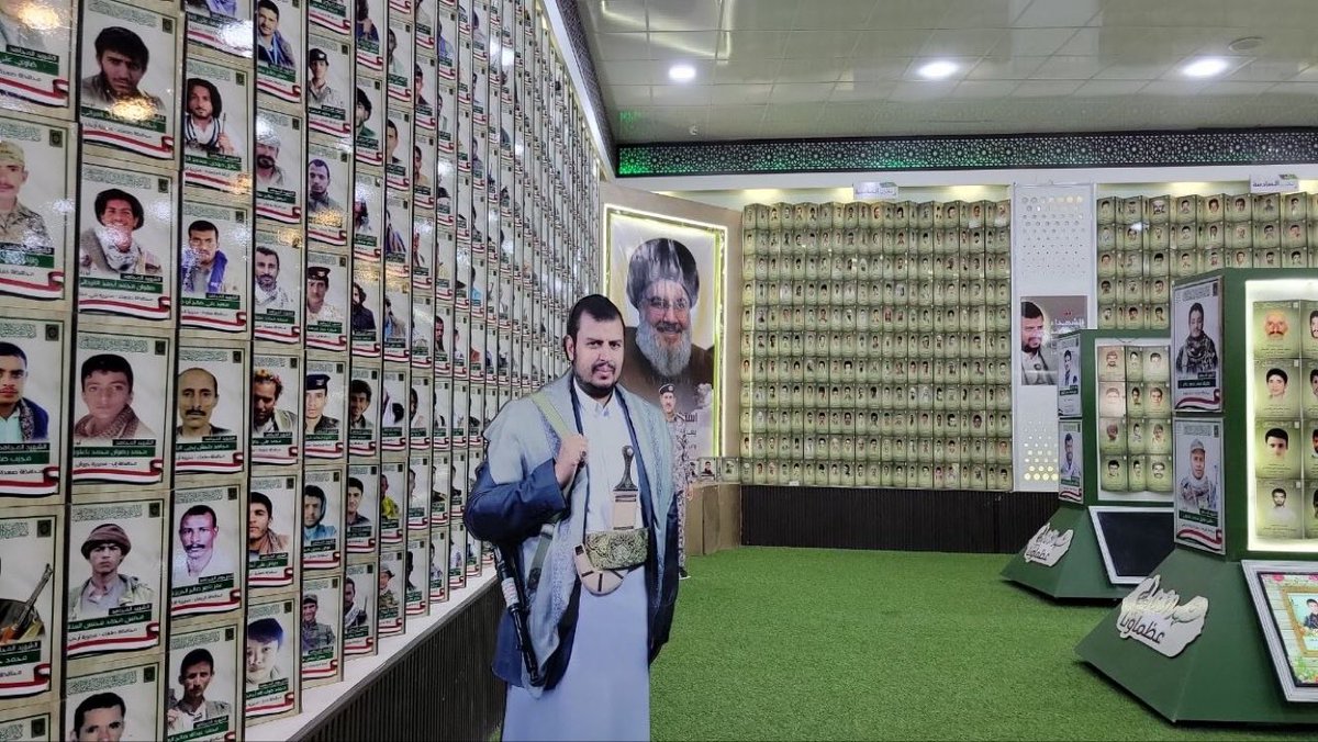 halgawi's tweet photo. الحوثة مسوين معارض لصور القتلى في صنعاء و صعدة 🤷🏻‍♂️

كلها كوم و قرد صعدة عبدالملك الحوثي مسوين له مجسم ويسلمون عليه .. 

يا عبدو ما ينفعك مجسم ولا تمثال .. اتحداك تمشي خطوتين يا خبل 

—-
بيني وبينك .. خطوتين 🌷 https://t.co/woUpdjYtyx