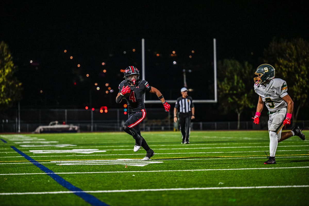 MatixFS16's tweet photo. Past 2 weeks: 376 rushing yards, 115 receiving yards, 8 TDs.
Doing what needs to be done. One goal in mind for next week. 
@latsondheimer @Tarek_Fattal @PGregorian @CalHiSports @HartHSFootball @SGVWhitSports @coachgoose54 https://t.co/oORkvRD1ge