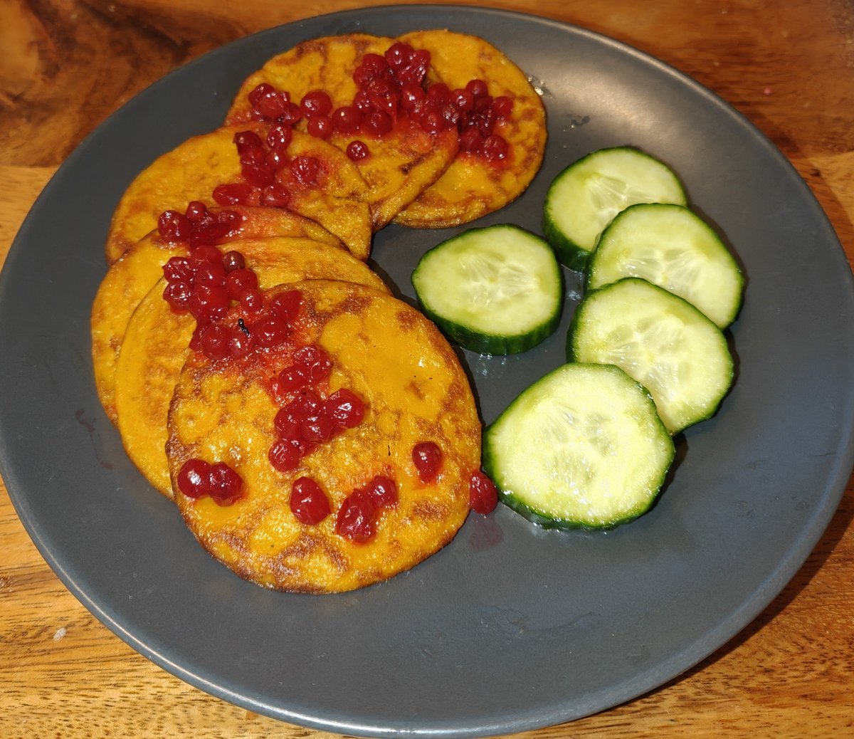 IamHula's tweet photo. Illalliseksi porkkanalettuja  puolukkasurvoksen kanssa. Lisäksi kurkkua. Kyllä oli hyvää. #dinner 😍😋 https://t.co/SN0AeHTf2w