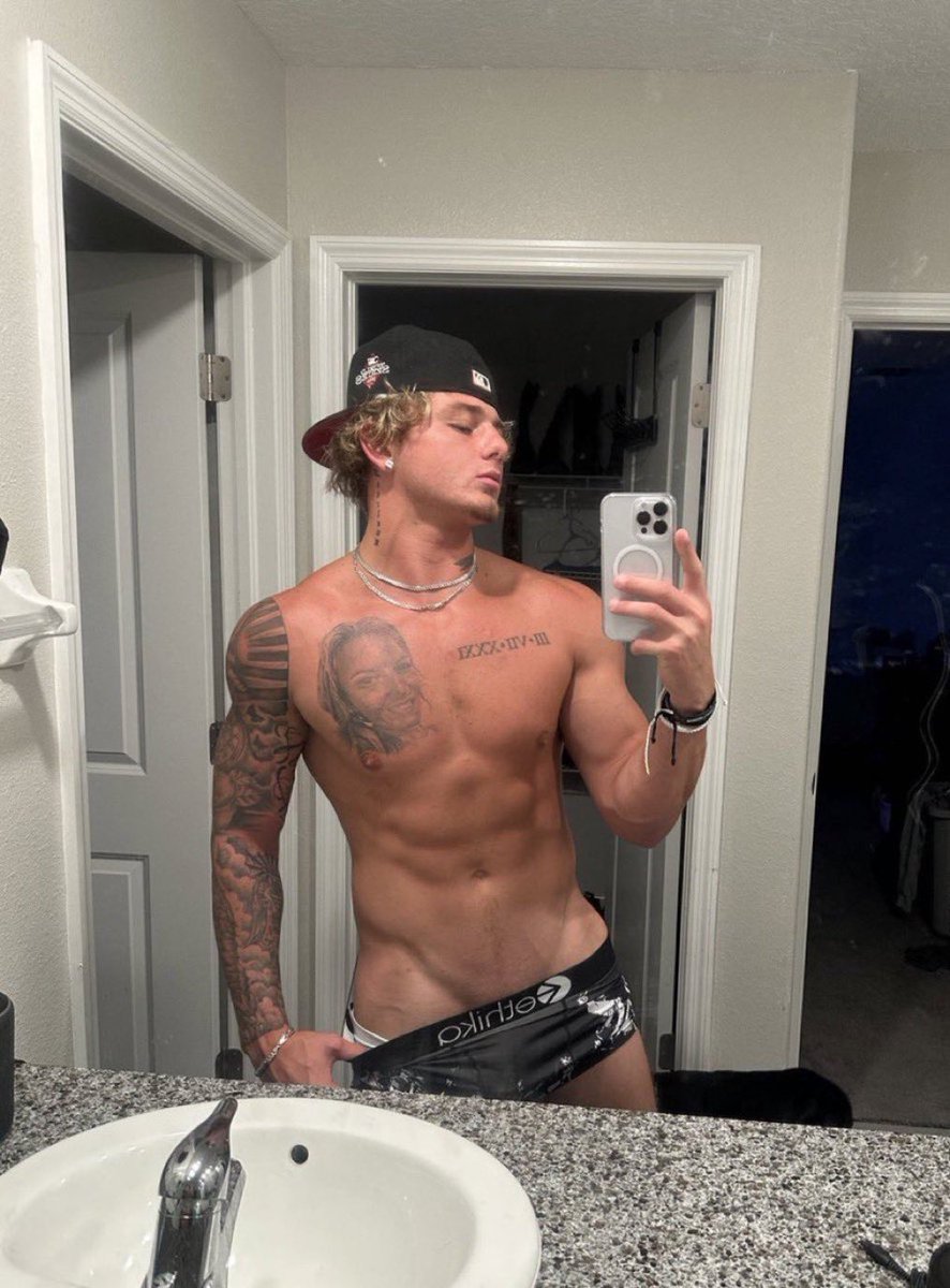 alpharockyx1's tweet photo. You love spending cash on young hot alphas 🤑💵 https://t.co/5XDPLYEr4Q