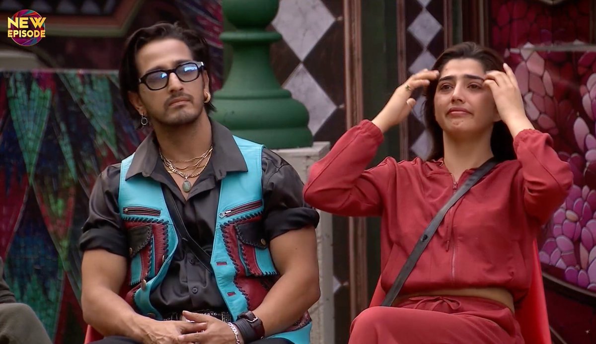 BollySpy's tweet photo. #BiggBoss20 | Qazi to Love: I was right, dekha na, ye genuine tha hi nahi 👀  After Scout nominated Love !   

#BiggBoss20 #QaziTouqeer #LoveGill #BB20

Aap Ho Kiske Sath?

RT --> Qazi
LIKE --> Scout https://t.co/VdQzhvDOJM