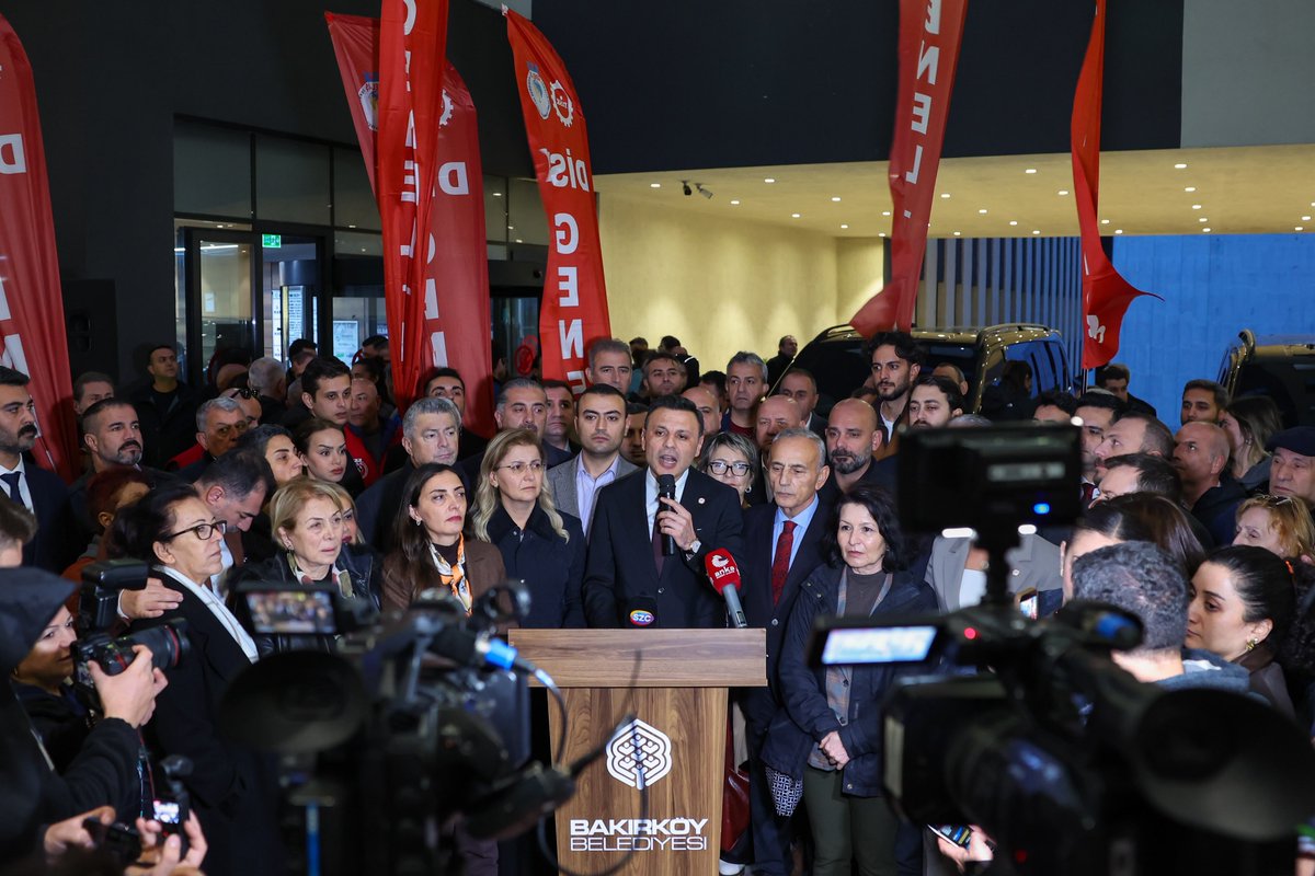 AysegulOzOv's tweet photo. Algılar değil; hakikat galip gelecek!

Bugün YENİ bir umuda başlangıç yapacaktık, ailelerimizin ve çalışma arkadaşlarımızın hukuksuzca evlerinden alındığı bir sabaha uyandık.

Tüm bu gündem değiştirme çabalarının, algı yönetiminin karşısında, yol arkadaşlarımızın yanında yürümeye devam ediyoruz.

Küçükçekmece Belediye Başkanımız @kemal_cebi34 , Çatalca Belediye Başkanımız @erhanguzel_34 , Büyükçekmece Başkan Vekilimiz @HakanCebi_BC ve onlarca meclis üyemiz ile birlikte YENİ Parti’ye katıldık.

Genel Başkanımız @eczozgurozel , İstanbul İl Başkanımız @ozgurcelik1919 ile birlikte, YENİ Parti çatısı altında,  İstanbul Büyükşehir Belediye Başkanımız ve Cumhurbaşkanı Adayımız @ekrem_imamoglu ve özgürlü��ü elinden alınan tüm yol arkadaşlarımız için adalet, hakikat ve demokrasi mücadelemizi sürdüreceğiz.