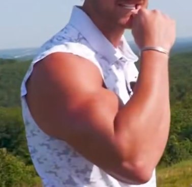 replyguy605's tweet photo. @JohnathonSands Neither you, nor I have arms like that so I think we both probably need to stfu before he thinks we are chirping his fragile ego. https://t.co/tooGjDOOVl