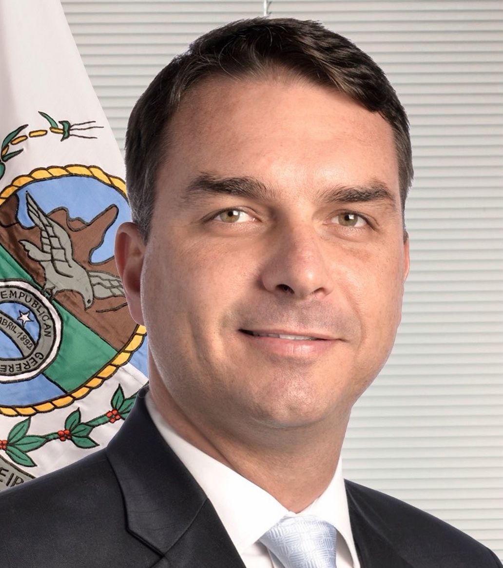 BRICSinfo's tweet photo. JUST IN: 🇧🇷🇺🇸 Brazil's Flávio Bolsonaro reportedly flees to the US after losing the presidential election to Lula da Silva. https://t.co/8x3bdI6K8y