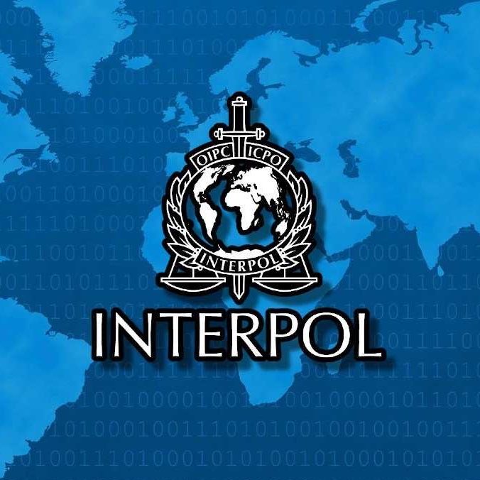 choquei's tweet photo. 🚨URGENTE: Deputados do PT acabam de solicitar ao ministro Alexandre de Moraes, do STF, a prisão de Flávio Bolsonaro e a inclusão de seu nome na lista de alerta vermelho da Interpol. https://t.co/j5zISCV9dR