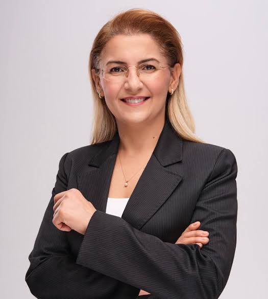 gunaydingokhan's tweet photo. 35 belediye başkanımız tutuklu.
Bunlardan üçü kadın: Üsküdar, Seyhan ve İzmit..
Bu sabah iki belediyemize daha operasyon yapıldı.
Denizli Merkezefendi Belediye Başkanımız Şeniz Doğan gözaltına alındı.
Bakırköy Belediye Başkanımız Ayşegül Ovalıoğlu’nun ise çok sayıda çalışma arkadaşı gözaltında..
Bizim belediyelerde yanlış işler var, sizinkiler pirupak öyle mi(!)
AKP’li 660, MHP’li 120 belediye paşa paşa çalışırken, muhalif belediye başkanlarının evlerine şafak baskını yapacaksın, gözaltı fotoğraflarını yandaş başına malzeme edeceksin, bunu da “Türkiye bir hukuk devletidir” diye anlatmaya çalışacaksın..
Sizinkilere masumiyet karinesi, bizimkilere emniyet-adliye-cezaevi..
Bu zulümü adalet diye kimseye anlatamazsınız, zulümle abâd olamazsınız.
Bağımsız yargının adaleti sağlama ve kamu düzenini koruma faaliyetleri başımızın üzerinedir.
Buna karşılık araçsallaştırılmış yargı üzerinden siyaseti dizayn etme çabanız sonuç vermedi, vermeyecek..
Kirli ellerle temiz eller operasyonu yapılamaz, gerçek adalet er geç yerini bulacak..