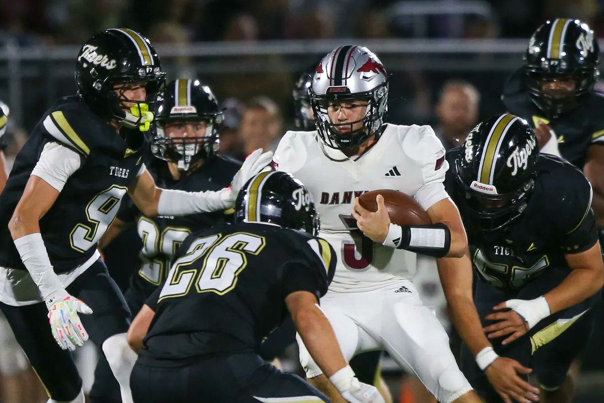 KyleNeddenriep's tweet photo. Sleeper teams. Here are a dozen high school football teams that might not be favored to win sectional but might be trending in right direction. https://t.co/FvlRho0z38 https://t.co/3TrqvdgTSk