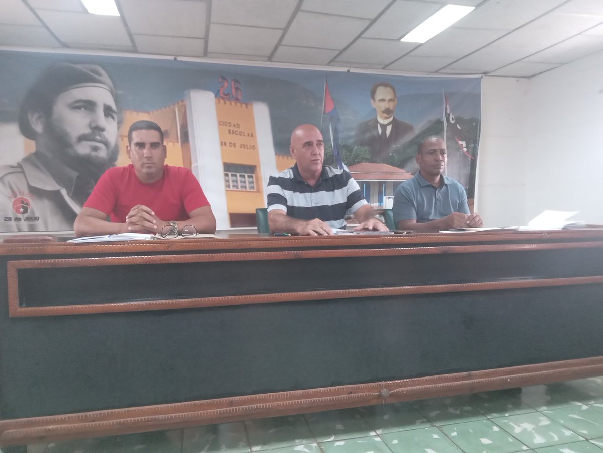 Yamilesy1's tweet photo. Se realiza en #Nueva, con la presencia del miembro del buró provincial Pedro Franco Caballero, el pleno del  comité del partido donde se realizan importantes movimientos de cuadros .
#GenteQueSuma
#CubaVencerá 
#Matabeque
🇨🇺🇨🇺🇨🇺🇨🇺🇨🇺🇨🇺 https://t.co/XXC8j7WAMe