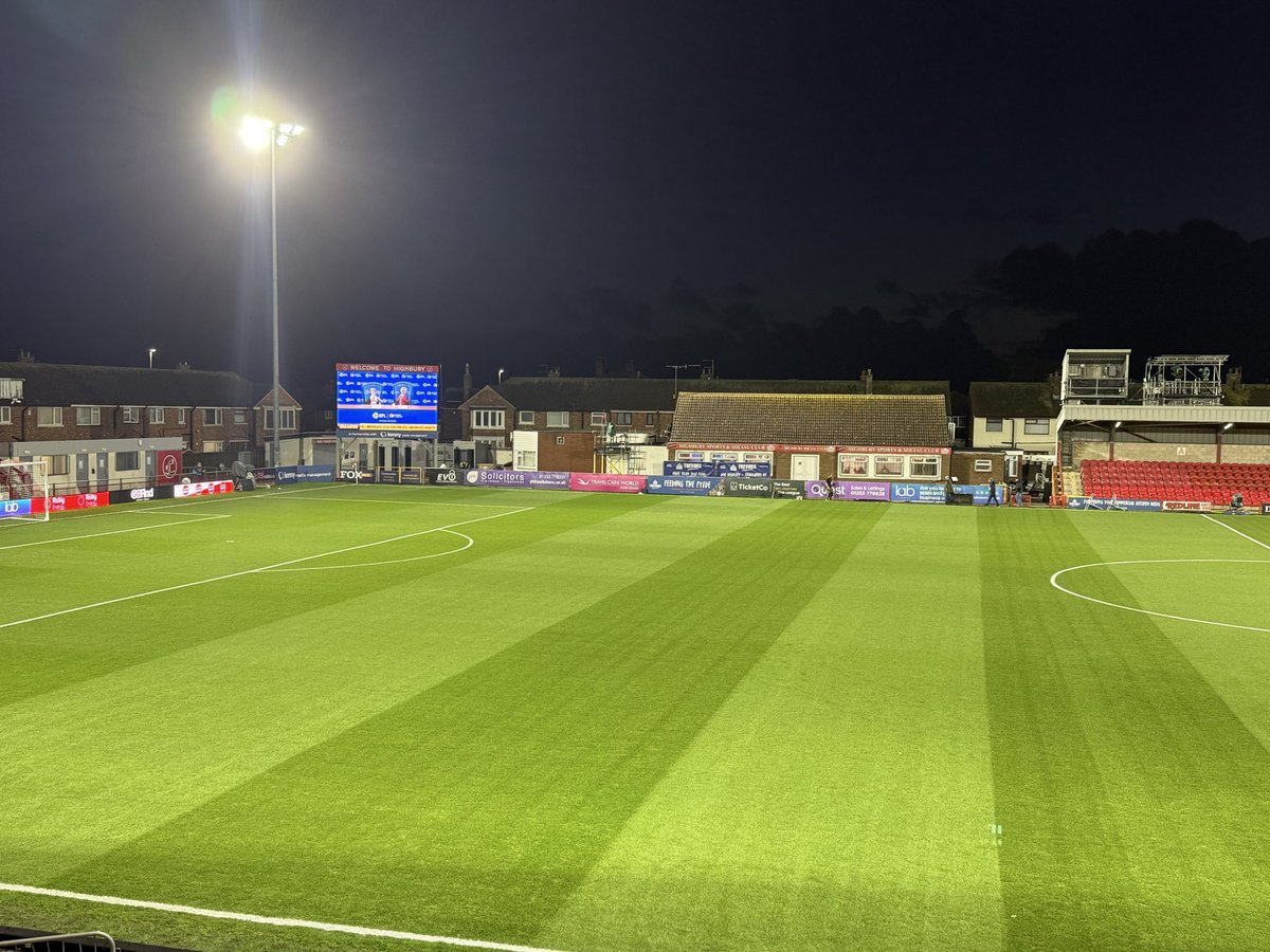 SamBIitz's tweet photo. The strangest stadium these Arsenal players will surely face, potentially tricky too? 

It’s a very open ground, with houses literally looking into it, meaning the seaside wind is blowing right in. 

And in the wake of last week’s storms, it’s a bit blustery. #afc https://t.co/AAQQETxGz5