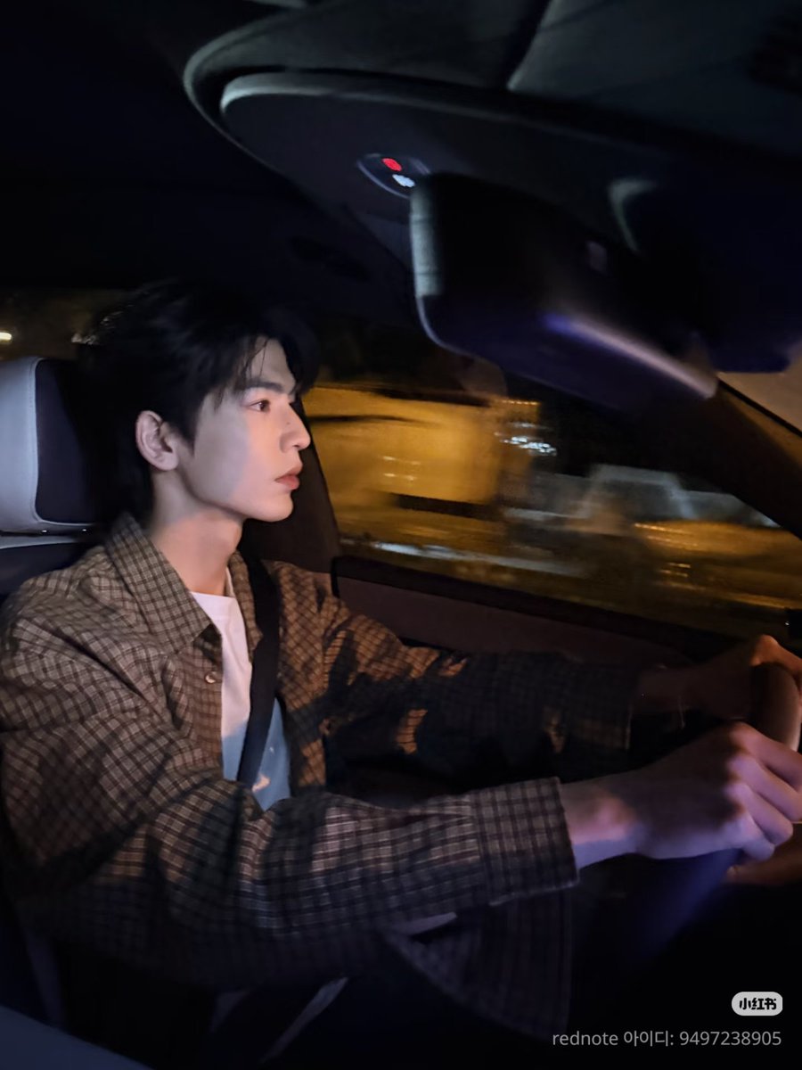 ththth422737eee's tweet photo. 261027 장릉혁 샤오홍슈

🚘
一起看夜景 
같이 야경 보자

#장릉혁 #Zhanglinghe #张凌赫 https://t.co/9s7YyhRCrg