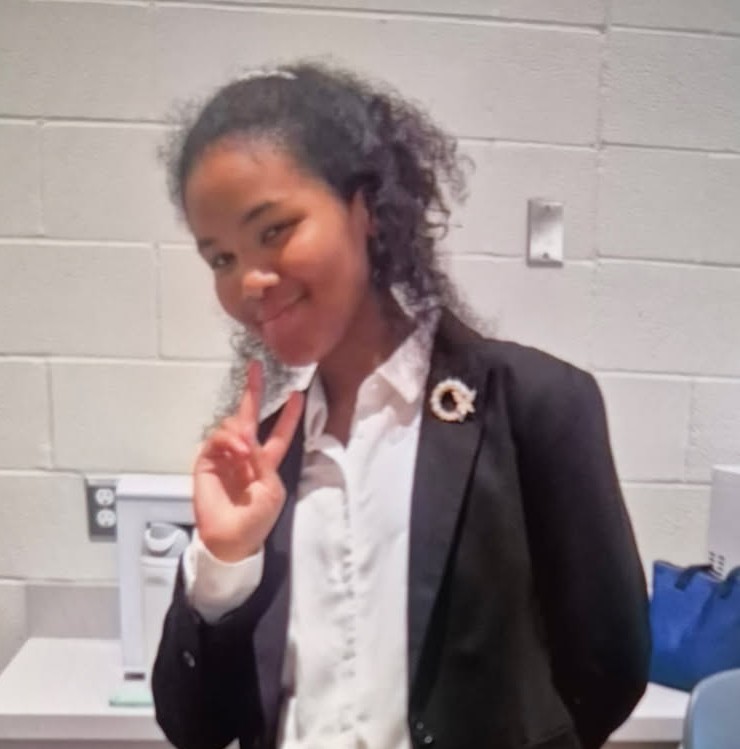 YRP's tweet photo. MISSING VULNERABLE YOUTH
Lucy, 16
- last seen Tuesday, Oct. 27, at 3am
- Mavinac Blvd &amp; Wellington St W #Aurora 
- described as 5’7”, black curly hair worn in a ponytail
- wearing black t-shirt, black jeans
Info - please call YRP 1 District at 1-866-876-5423 x7141
#GO26365149 https://t.co/WPXmE3iCc3