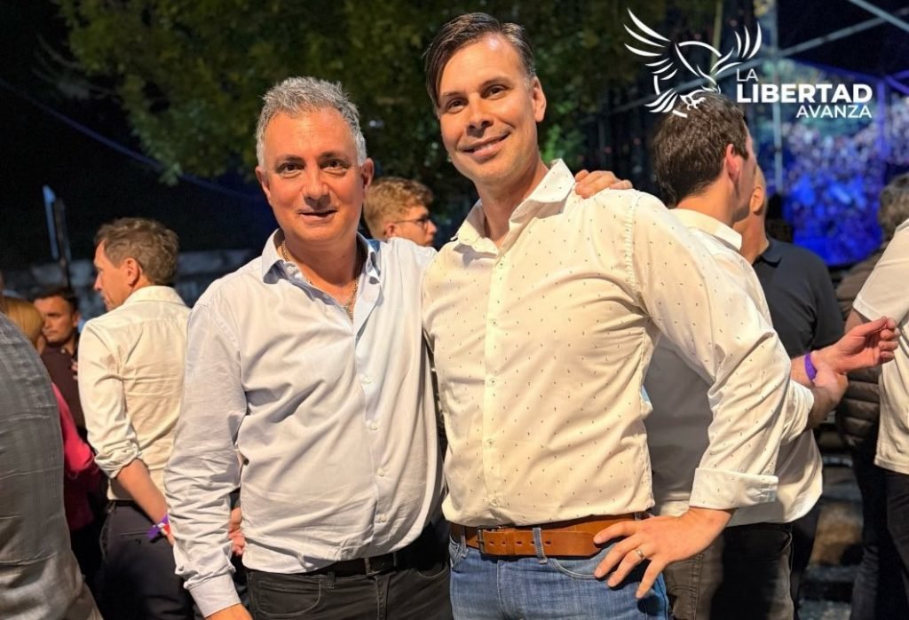 augustogrinner's tweet photo. RUBÉN DARÍO TORRES, diputado nacional de La Libertad Avanza por Buenos Aires. Hombre del kirchnerista Sebastián Pareja, asumió en reemplazo de Diego Santilli.

💰 Cobra más de $6 millones por mes (+asesores +viáticos).

📜 Presentó sólo 2 "proyectos" en casi 1 año de gestión: 
🔹 1 para decirnos que le molestó la decisión de una jueza, que... podía usar sus redes sociales para eso.
🔹 1 para decirnos que le gusta un evento evangélico que se va a hacer en una plaza de Azul. Me parece que también podía hacer un tuit.

💸 Listo, nada más. Le vamos pagando más de $60 millones (un depto. pequeño) por eso. ¿Será que piensa que así emula que trabaja?