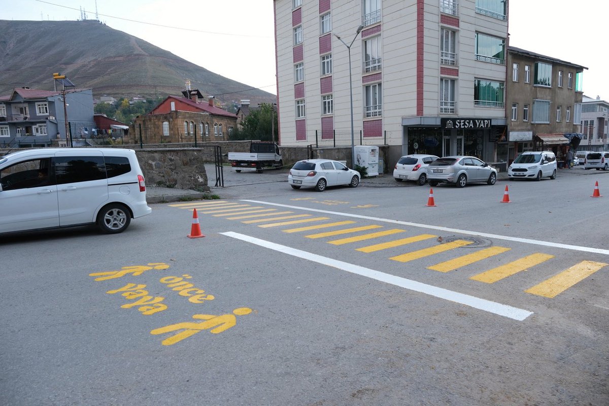 BitlisBld's tweet photo. 🚶‍♀️🚸 Yayalarımızın güvenliği için çalışıyoruz.

Zabıta Müdürlüğümüze bağlı ekiplerimiz, trafikte yaya önceliği bilincini güçlendirmek ve güvenli geçişleri desteklemek amacıyla yaya ve okul geçitlerinde “Önce Yaya” uyarı yazıları ve yol çizgisi uygulamalarına başladı. https://t.co/0sL3ZwSba8