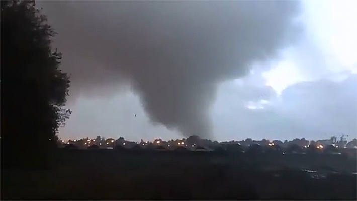 Alternativevt's tweet photo. Sabían que los Tornados y Trombas Marinas siempre han existido en Chile??

No es algo tan común como en EE.UU o incluso en nuestro vecino, Argentina (Donde los tornados si son bastante comunes, pero esto tampoco lo saben muchas personas😆 )

a modo de ejemplo:

Tenemos un caso histórico, el Tornado de Concepción de el año 1934, Dejo casi 600 heridos y 27 fallecidos, se reconoce que fue de categoría EF3 y es el tornado (Del que se tiene registro) que mas destrucción ha causado en Chile.

Mas recientemente, en el año 2019 tenemos tanto una Tromba Marina en Concepción, como un Tornado en los Ángeles los cuales también dejaron destrucción a su Paso. 

y podemos agregarle el Tornado EF0 Ocurrido el pasado 13 de Octubre en Estación central (Primer reporte de un tornado en Santiago desde 1893)
y ahora el tornado de Requínoa de el 26 de Octubre.

y hay muchísimos mas registrados en los últimos años, pero es mas que nada para que se hagan una idea que no es algo "imposible" 

No son el Fenómeno meteorológico mas Común en nuestro pais, pero de que pasan, pasan.