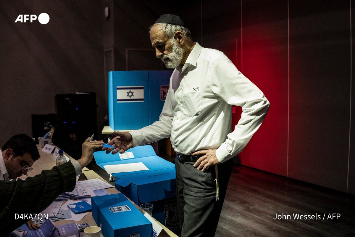 afpfr's tweet photo. 🇮🇱 Israël : le taux de participation aux législatives a atteint à la mi-journée son plus haut niveau depuis le début des relevés en 1973, selon la Commission électorale. À 14 heures locales, 3,29 millions d'Israéliens, soit 44,9% des électeurs inscrits, avaient voté. https://t.co/TjxyHO2O4a
