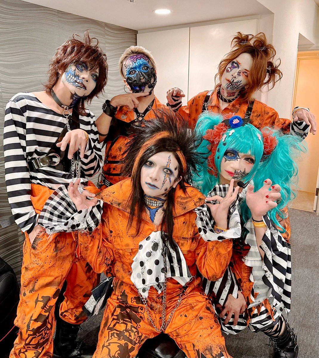 ensokuchan's tweet photo. 2026.10.27(火)渋谷喜び喜び
MASKEDハロウィン
ゾンビのえんそく「ゾンそく」登場！

最前になった人はかわいそう！！
(だけどどんなバンドも頑張って楽しんでみようね！ね！)

#1月15日Zepp新宿ワンマン のチケットを売り付けるなんらかのハラスメントな本日のセットリストはこちら！

飛び出すメガネ
世界の墓地からこんにちは
　MC
戦慄!!悪魔の肘バン人形
ｂ(部品欠損あり※おそらくはBJ)
12モンスターズ　4:45

次のゾンそくは30日！
渋谷のハロウィンぶち当たりたぶん殺意マシマシのえんそくちゃんをよろしくね！