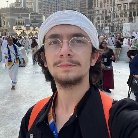 dev0vkk__66_'s tweet photo. "Kemalistler sarık, cübbe, şalvar gibi Müslüman kıyafetlerini yasakladı. Pantolon, kravat, ceket getirerek bizi gavurlaştırdı" diyen Atakan Ay isimli şeriatçı cahil serserinin, hakime beyefendi insan imajı çizmek için takım elbise ile gittiği ortaya çıktı. https://t.co/xNJVro8xXc