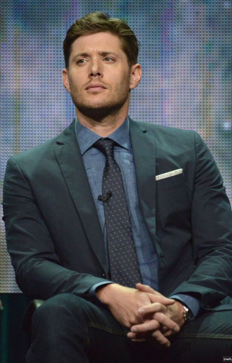 jensencentral's tweet photo. Jensen Ackles de terno em entrevista (2013) https://t.co/mLNZ9dBlUq