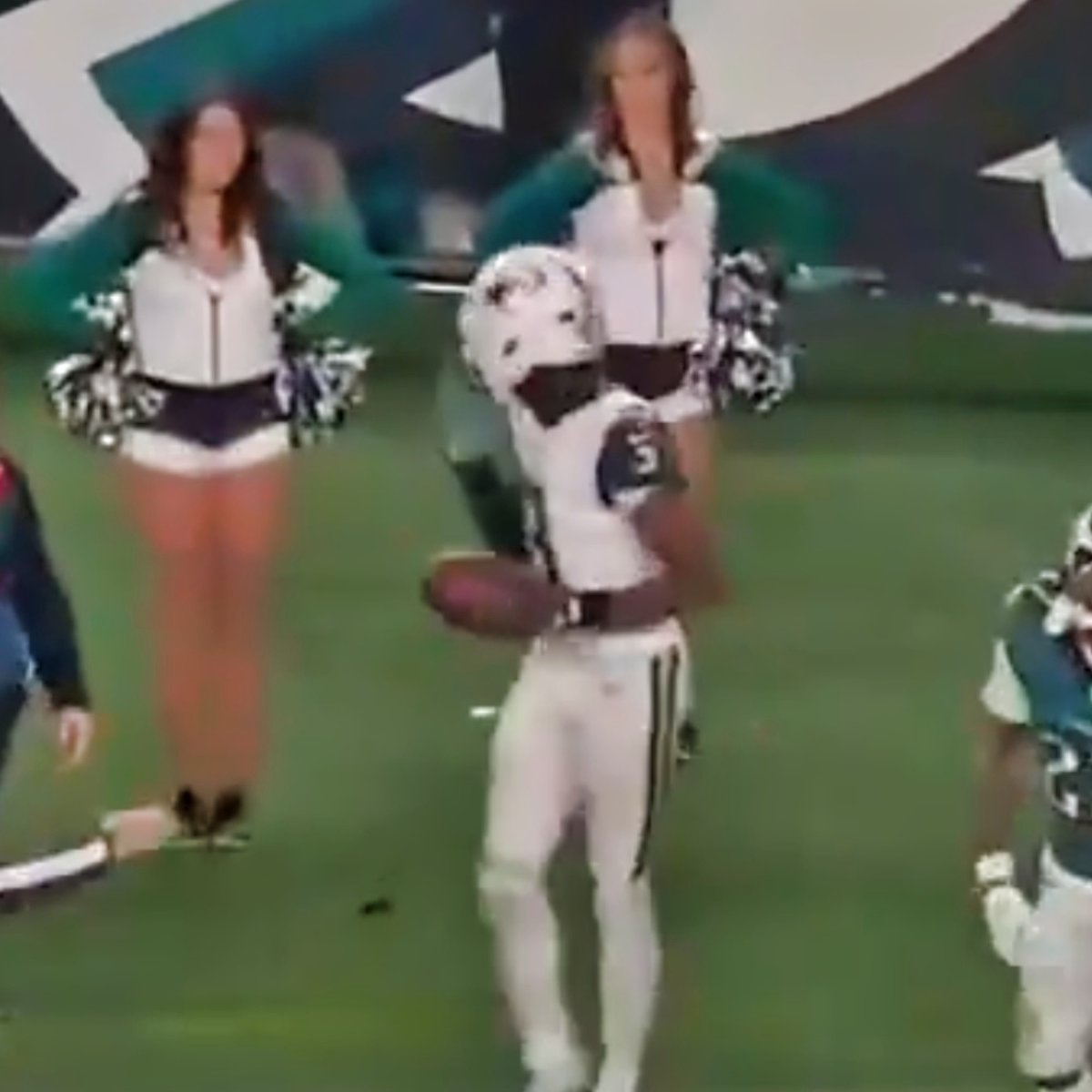 TotalProSports's tweet photo. George Pickens’ Savage Act Towards Eagles Cheerleader Caught In 4K During MNF

SEE HERE: https://t.co/HpwdmyfGMN https://t.co/LCPINzaxvt